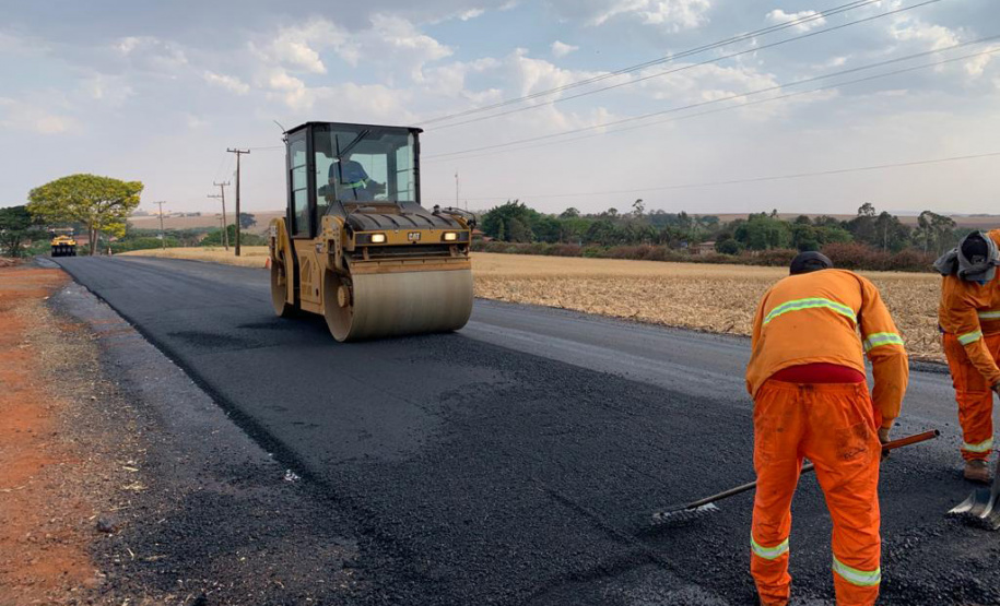 O Departamento de Estradas de Rodagem do Paraná (DER/PR) está realizando melhorias em
um trecho de 31,48 quilômetros da PR-518, de Santa Mariana até o rio Paranapanema, divisa
com São Paulo, no Norte Pioneiro.Foto: DER