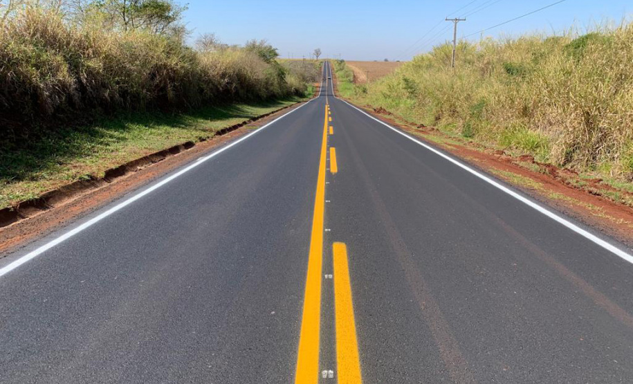 O Departamento de Estradas de Rodagem do Paraná (DER/PR) está realizando melhorias em
um trecho de 31,48 quilômetros da PR-518, de Santa Mariana até o rio Paranapanema, divisa
com São Paulo, no Norte Pioneiro.Foto: DER