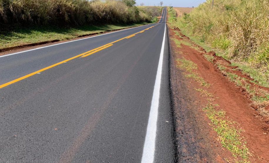 O Departamento de Estradas de Rodagem do Paraná (DER/PR) está realizando melhorias em
um trecho de 31,48 quilômetros da PR-518, de Santa Mariana até o rio Paranapanema, divisa
com São Paulo, no Norte Pioneiro.Foto: DER