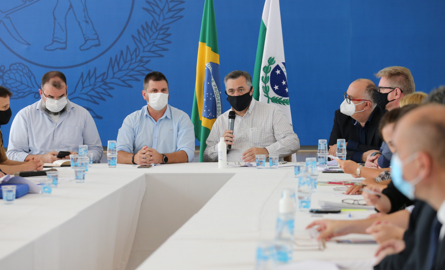 Reuniao Covid Reuniao do Secretário de Estado da Saude, Beto Preto, Secretário de Estado da Comunicação e da Cultura ,João Evaristo Debiasi com Assomec ? Associação dos Municípios da Região Metropolitana de Curitiba e representantes para alinhamento de açoes no combate do coronavirus. - Curitiba - 02/13/2020 - Foto: Geraldo Bubniak/AEN