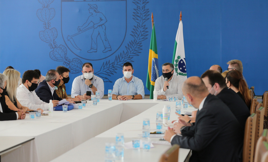 Reuniao Covid Reuniao do Secretário de Estado da Saude, Beto Preto, Secretário de Estado da Comunicação e da Cultura ,João Evaristo Debiasi com Assomec ? Associação dos Municípios da Região Metropolitana de Curitiba e representantes para alinhamento de açoes no combate do coronavirus. - Curitiba - 02/13/2020 - Foto: Geraldo Bubniak/AEN