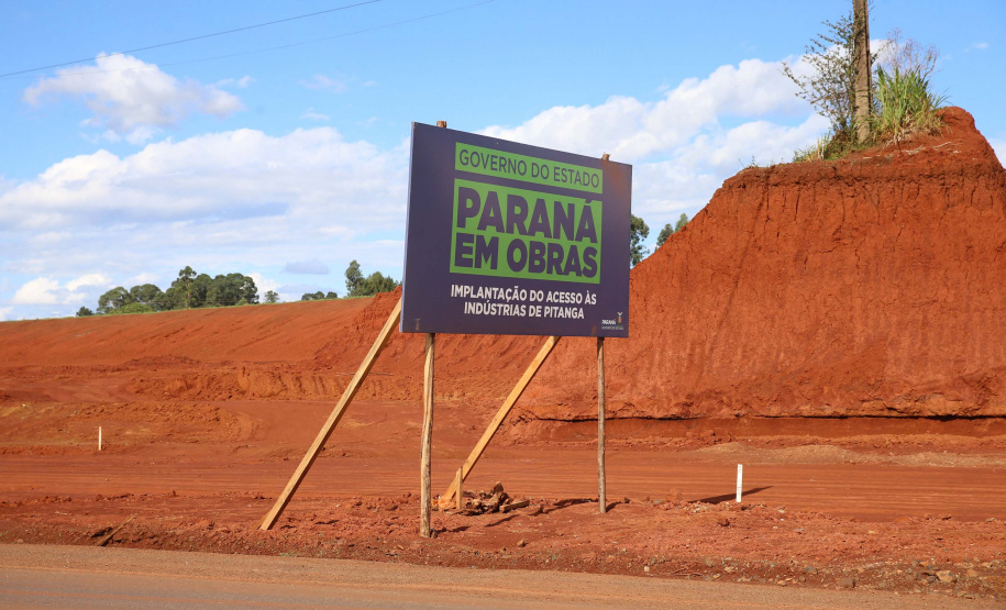 Marginal Pitanga Obra de implantação do acesso às indústrias de Pitanga. São construídas marginais em um trecho de 4,2 quilômetros da PR-466, perto do posto da Polícia Rodoviária Estadual, o projeto prevê pistas paralelas à rodovia em ambos os sentidos, totalizando 8,4 quilômetros de extensão. 19/11/2020 - Foto: Geraldo Bubniak/AEN