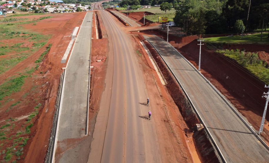 Marginal Pitanga Obra de implantação do acesso às indústrias de Pitanga. São construídas marginais em um trecho de 4,2 quilômetros da PR-466, perto do posto da Polícia Rodoviária Estadual, o projeto prevê pistas paralelas à rodovia em ambos os sentidos, totalizando 8,4 quilômetros de extensão. 19/11/2020 - Foto: Geraldo Bubniak/AEN