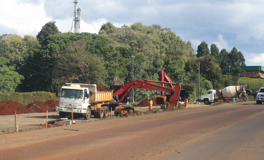 Marginal Pitanga Obra de implantação do acesso às indústrias de Pitanga. São construídas marginais em um trecho de 4,2 quilômetros da PR-466, perto do posto da Polícia Rodoviária Estadual, o projeto prevê pistas paralelas à rodovia em ambos os sentidos, totalizando 8,4 quilômetros de extensão. 19/11/2020 - Foto: Geraldo Bubniak/AEN