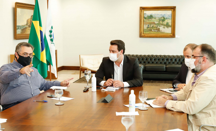 O Governo do Estado ampliou as medidas restritivas para evitar a propagação do novo coronavírus e conter o aumento das infecções no Paraná. O decreto 6294/2020, editado nesta quinta-feira (03), estabelece, entre outras regras, a proibição de confraternizações e eventos presenciais que causem aglomerações com grupos de mais de 10 pessoas, excluídas da contagem crianças de até 14 anos.