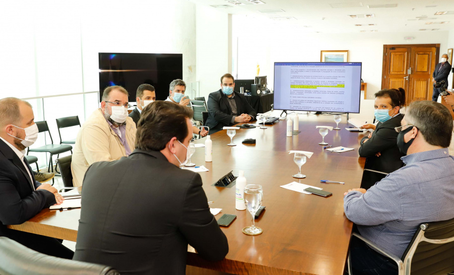 O Governo do Estado ampliou as medidas restritivas para evitar a propagação do novo coronavírus e conter o aumento das infecções no Paraná. O decreto 6294/2020, editado nesta quinta-feira (03), estabelece, entre outras regras, a proibição de confraternizações e eventos presenciais que causem aglomerações com grupos de mais de 10 pessoas, excluídas da contagem crianças de até 14 anos.