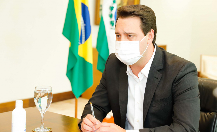 O Governo do Estado ampliou as medidas restritivas para evitar a propagação do novo coronavírus e conter o aumento das infecções no Paraná. O decreto 6294/2020, editado nesta quinta-feira (03), estabelece, entre outras regras, a proibição de confraternizações e eventos presenciais que causem aglomerações com grupos de mais de 10 pessoas, excluídas da contagem crianças de até 14 anos.