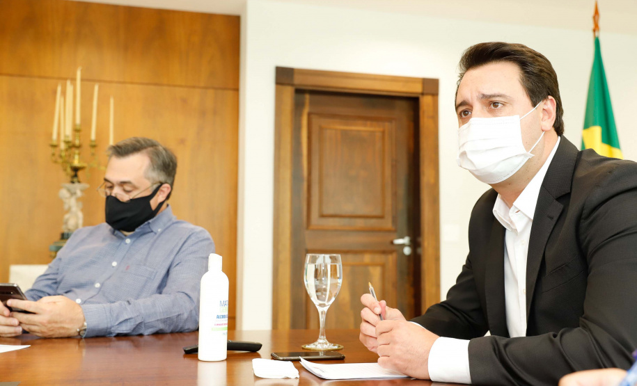 O Governo do Estado ampliou as medidas restritivas para evitar a propagação do novo coronavírus e conter o aumento das infecções no Paraná. O decreto 6294/2020, editado nesta quinta-feira (03), estabelece, entre outras regras, a proibição de confraternizações e eventos presenciais que causem aglomerações com grupos de mais de 10 pessoas, excluídas da contagem crianças de até 14 anos.