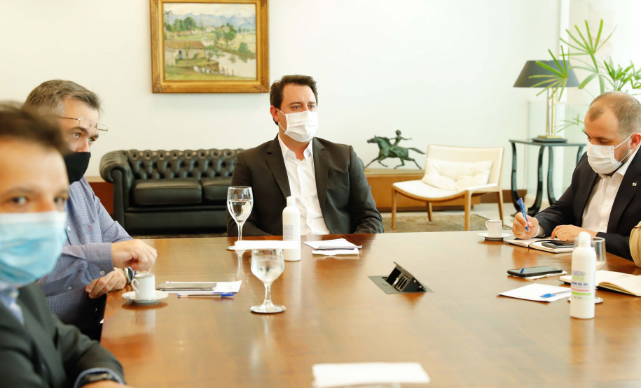 O Governo do Estado ampliou as medidas restritivas para evitar a propagação do novo coronavírus e conter o aumento das infecções no Paraná. O decreto 6294/2020, editado nesta quinta-feira (03), estabelece, entre outras regras, a proibição de confraternizações e eventos presenciais que causem aglomerações com grupos de mais de 10 pessoas, excluídas da contagem crianças de até 14 anos.