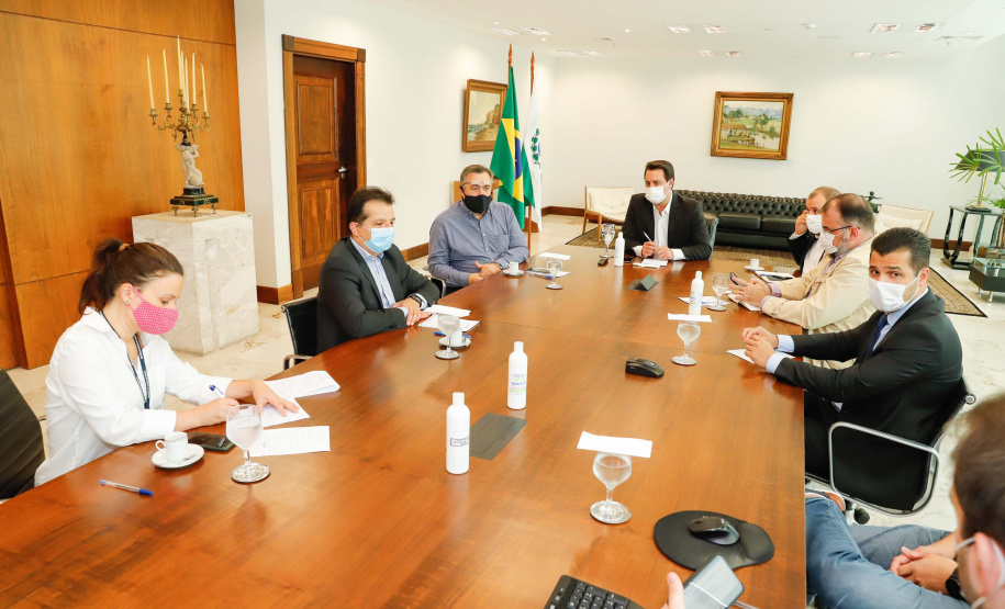 O Governo do Estado ampliou as medidas restritivas para evitar a propagação do novo coronavírus e conter o aumento das infecções no Paraná. O decreto 6294/2020, editado nesta quinta-feira (03), estabelece, entre outras regras, a proibição de confraternizações e eventos presenciais que causem aglomerações com grupos de mais de 10 pessoas, excluídas da contagem crianças de até 14 anos.