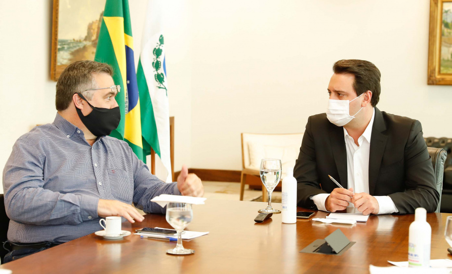 O Governo do Estado ampliou as medidas restritivas para evitar a propagação do novo coronavírus e conter o aumento das infecções no Paraná. O decreto 6294/2020, editado nesta quinta-feira (03), estabelece, entre outras regras, a proibição de confraternizações e eventos presenciais que causem aglomerações com grupos de mais de 10 pessoas, excluídas da contagem crianças de até 14 anos.