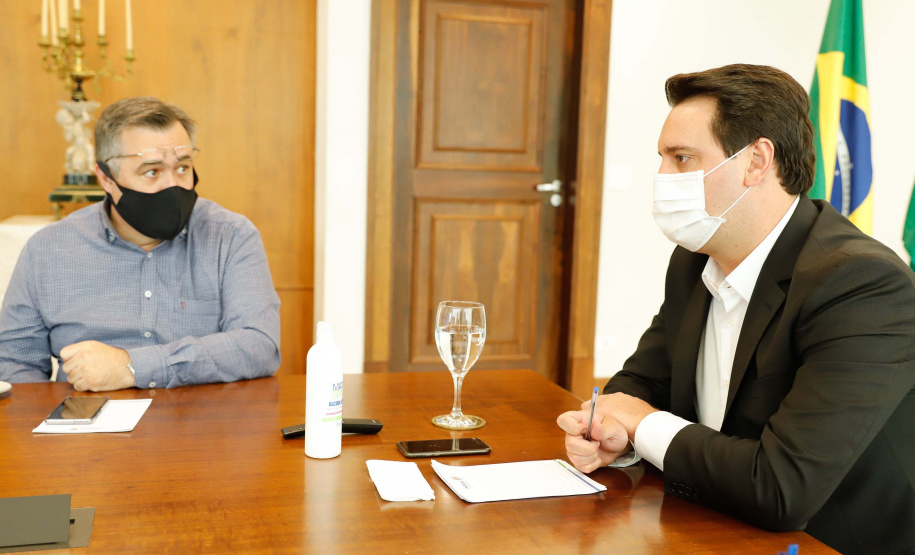 O Governo do Estado ampliou as medidas restritivas para evitar a propagação do novo coronavírus e conter o aumento das infecções no Paraná. O decreto 6294/2020, editado nesta quinta-feira (03), estabelece, entre outras regras, a proibição de confraternizações e eventos presenciais que causem aglomerações com grupos de mais de 10 pessoas, excluídas da contagem crianças de até 14 anos.