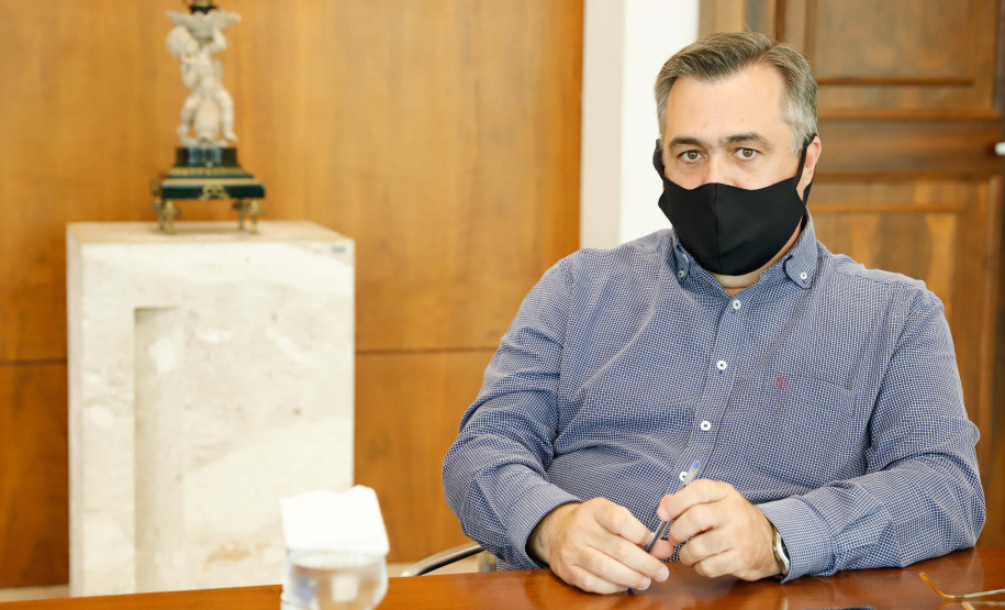 O Governo do Estado ampliou as medidas restritivas para evitar a propagação do novo coronavírus e conter o aumento das infecções no Paraná. O decreto 6294/2020, editado nesta quinta-feira (03), estabelece, entre outras regras, a proibição de confraternizações e eventos presenciais que causem aglomerações com grupos de mais de 10 pessoas, excluídas da contagem crianças de até 14 anos.