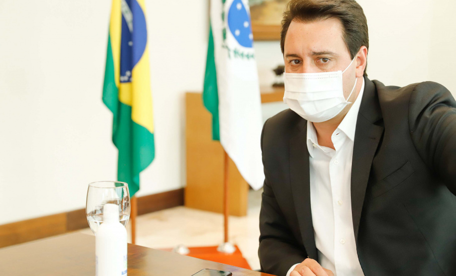 O Governo do Estado ampliou as medidas restritivas para evitar a propagação do novo coronavírus e conter o aumento das infecções no Paraná. O decreto 6294/2020, editado nesta quinta-feira (03), estabelece, entre outras regras, a proibição de confraternizações e eventos presenciais que causem aglomerações com grupos de mais de 10 pessoas, excluídas da contagem crianças de até 14 anos.
