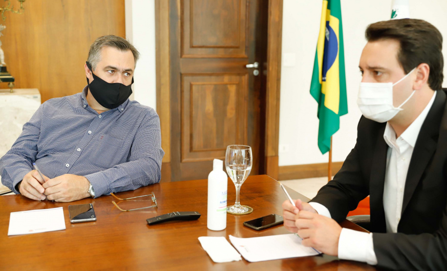 O Governo do Estado ampliou as medidas restritivas para evitar a propagação do novo coronavírus e conter o aumento das infecções no Paraná. O decreto 6294/2020, editado nesta quinta-feira (03), estabelece, entre outras regras, a proibição de confraternizações e eventos presenciais que causem aglomerações com grupos de mais de 10 pessoas, excluídas da contagem crianças de até 14 anos.