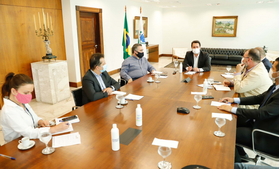 O Governo do Estado ampliou as medidas restritivas para evitar a propagação do novo coronavírus e conter o aumento das infecções no Paraná. O decreto 6294/2020, editado nesta quinta-feira (03), estabelece, entre outras regras, a proibição de confraternizações e eventos presenciais que causem aglomerações com grupos de mais de 10 pessoas, excluídas da contagem crianças de até 14 anos.