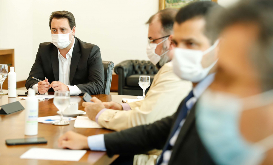 O Governo do Estado ampliou as medidas restritivas para evitar a propagação do novo coronavírus e conter o aumento das infecções no Paraná. O decreto 6294/2020, editado nesta quinta-feira (03), estabelece, entre outras regras, a proibição de confraternizações e eventos presenciais que causem aglomerações com grupos de mais de 10 pessoas, excluídas da contagem crianças de até 14 anos.