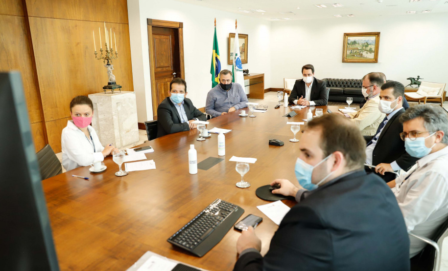 O Governo do Estado ampliou as medidas restritivas para evitar a propagação do novo coronavírus e conter o aumento das infecções no Paraná. O decreto 6294/2020, editado nesta quinta-feira (03), estabelece, entre outras regras, a proibição de confraternizações e eventos presenciais que causem aglomerações com grupos de mais de 10 pessoas, excluídas da contagem crianças de até 14 anos.