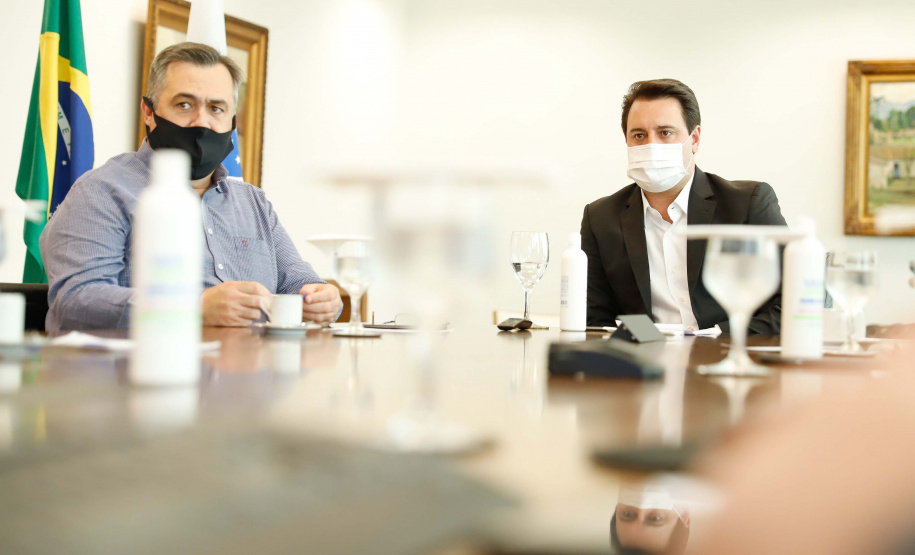 O Governo do Estado ampliou as medidas restritivas para evitar a propagação do novo coronavírus e conter o aumento das infecções no Paraná. O decreto 6294/2020, editado nesta quinta-feira (03), estabelece, entre outras regras, a proibição de confraternizações e eventos presenciais que causem aglomerações com grupos de mais de 10 pessoas, excluídas da contagem crianças de até 14 anos.