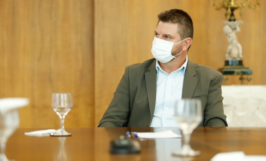 O Governo do Estado ampliou as medidas restritivas para evitar a propagação do novo coronavírus e conter o aumento das infecções no Paraná. O decreto 6294/2020, editado nesta quinta-feira (03), estabelece, entre outras regras, a proibição de confraternizações e eventos presenciais que causem aglomerações com grupos de mais de 10 pessoas, excluídas da contagem crianças de até 14 anos.