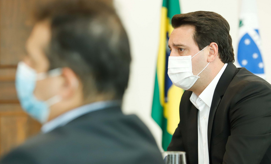O Governo do Estado ampliou as medidas restritivas para evitar a propagação do novo coronavírus e conter o aumento das infecções no Paraná. O decreto 6294/2020, editado nesta quinta-feira (03), estabelece, entre outras regras, a proibição de confraternizações e eventos presenciais que causem aglomerações com grupos de mais de 10 pessoas, excluídas da contagem crianças de até 14 anos.