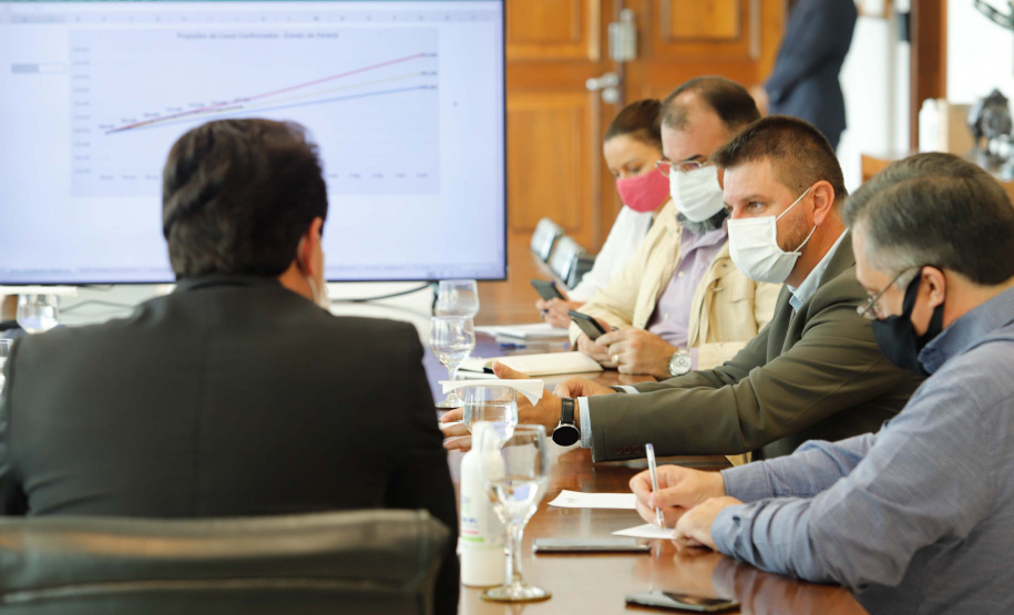 O Governo do Estado ampliou as medidas restritivas para evitar a propagação do novo coronavírus e conter o aumento das infecções no Paraná. O decreto 6294/2020, editado nesta quinta-feira (03), estabelece, entre outras regras, a proibição de confraternizações e eventos presenciais que causem aglomerações com grupos de mais de 10 pessoas, excluídas da contagem crianças de até 14 anos.