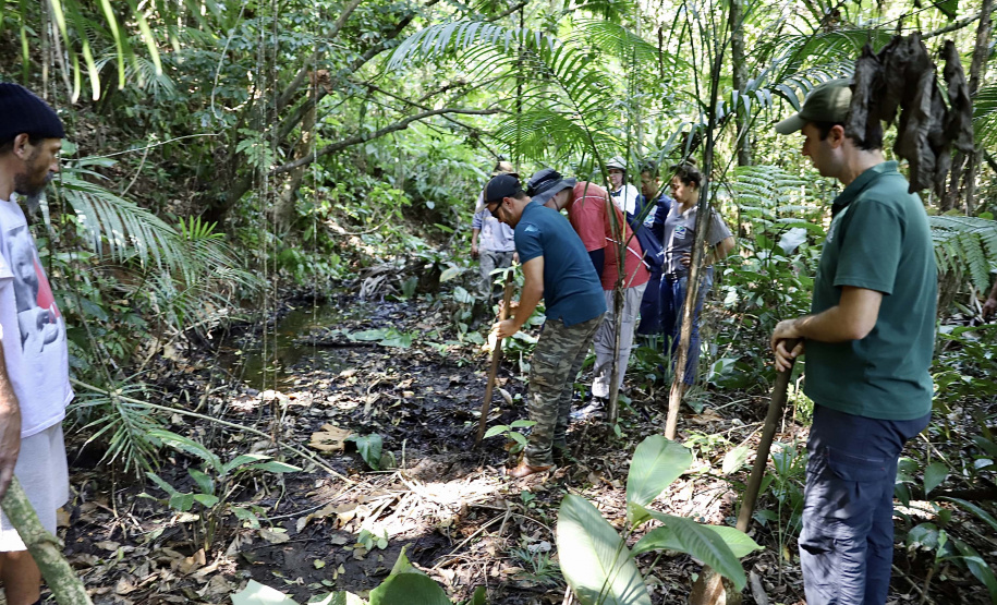 Portos do Paraná apoia gestão da água nas comunidades caiçaras da baia de Paranaguá.