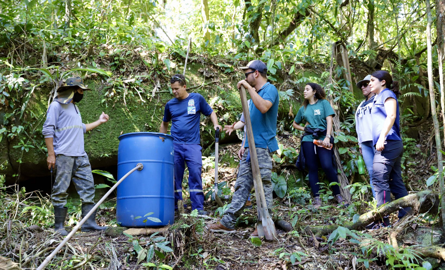 Portos do Paraná apoia gestão da água nas comunidades caiçaras da baia de Paranaguá.