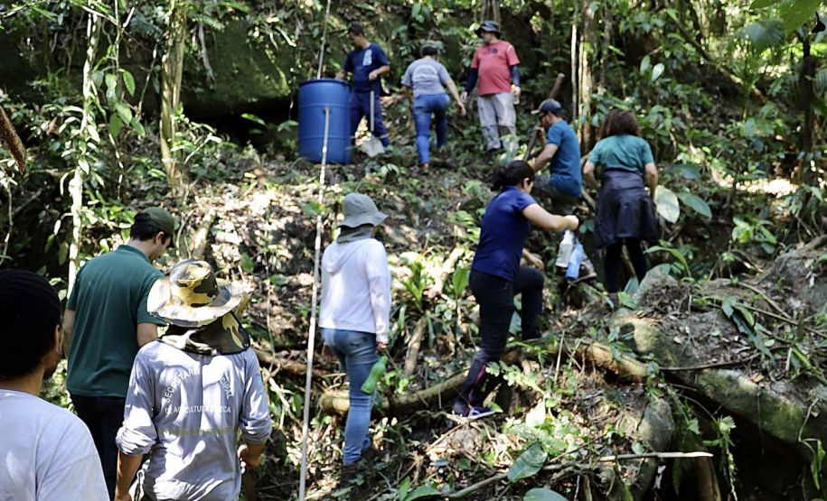 Portos do Paraná apoia gestão da água nas comunidades caiçaras da baia de Paranaguá.