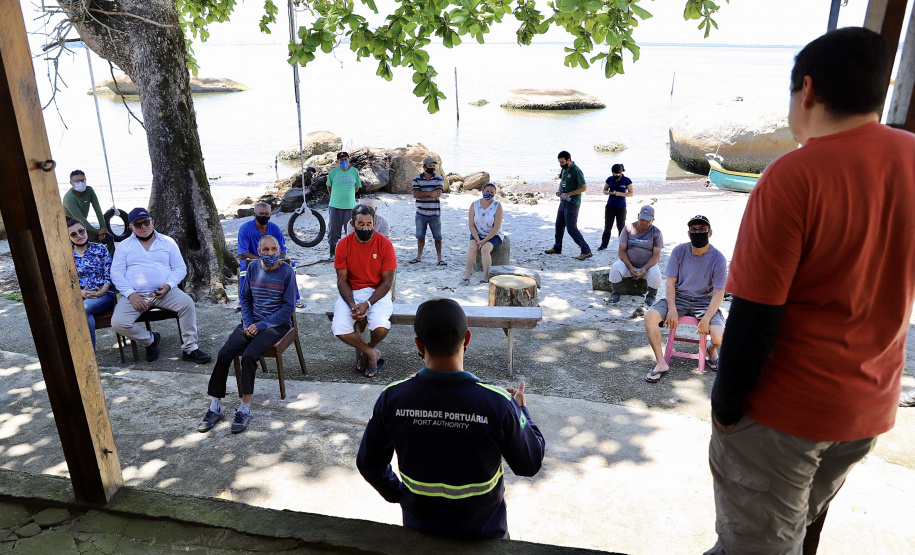Portos do Paraná apoia gestão da água nas comunidades caiçaras da baia de Paranaguá.