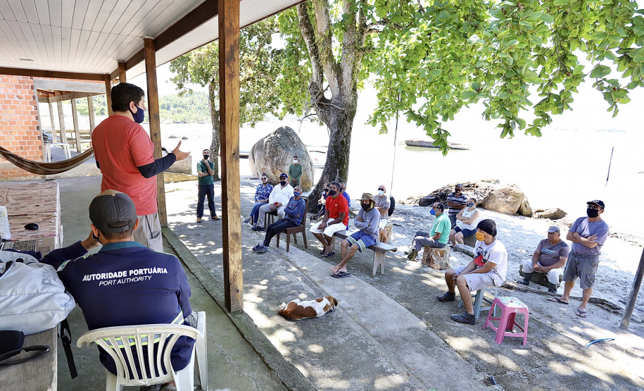 Portos do Paraná apoia gestão da água nas comunidades caiçaras da baia de Paranaguá.