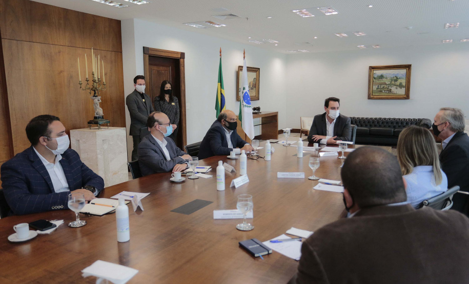 O governador Carlos Massa Ratinho Junior se reuniu nesta segunda-feira (7) com a diretoria da Ferragens Negrão, empresa que atua há 52 anos no mercado de ferramentas para construção civil e que planeja investir R$ 63 milhões no Paraná. O encontro foi marcado pela apresentação da primeira parte desse aporte, de R$ 19 milhões, que aconteceu em um novo Centro de Distribuição e em uma loja em São José dos Pinhais, na Região Metropolitana de Curitiba. Foto: Jonathan Campos/AEN