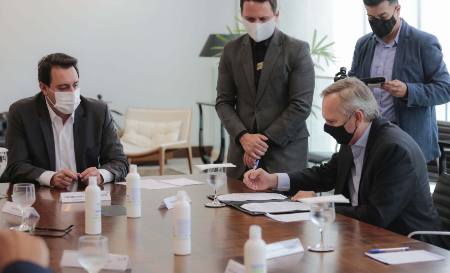 O governador Carlos Massa Ratinho Junior se reuniu nesta segunda-feira (7) com a diretoria da Ferragens Negrão, empresa que atua há 52 anos no mercado de ferramentas para construção civil e que planeja investir R$ 63 milhões no Paraná. O encontro foi marcado pela apresentação da primeira parte desse aporte, de R$ 19 milhões, que aconteceu em um novo Centro de Distribuição e em uma loja em São José dos Pinhais, na Região Metropolitana de Curitiba. Foto: Jonathan Campos/AEN