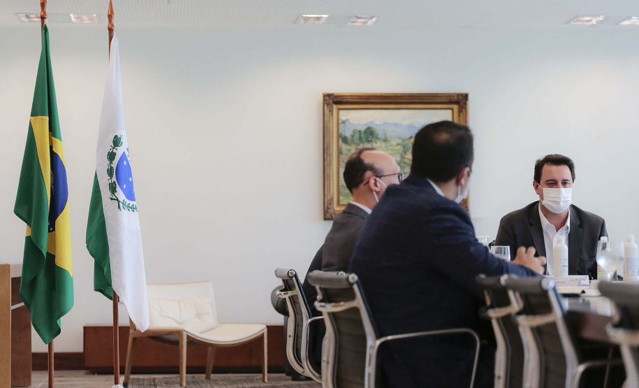 O governador Carlos Massa Ratinho Junior se reuniu nesta segunda-feira (7) com a diretoria da Ferragens Negrão, empresa que atua há 52 anos no mercado de ferramentas para construção civil e que planeja investir R$ 63 milhões no Paraná. O encontro foi marcado pela apresentação da primeira parte desse aporte, de R$ 19 milhões, que aconteceu em um novo Centro de Distribuição e em uma loja em São José dos Pinhais, na Região Metropolitana de Curitiba. Foto: Jonathan Campos/AEN