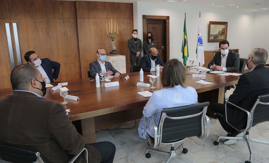 O governador Carlos Massa Ratinho Junior se reuniu nesta segunda-feira (7) com a diretoria da Ferragens Negrão, empresa que atua há 52 anos no mercado de ferramentas para construção civil e que planeja investir R$ 63 milhões no Paraná. O encontro foi marcado pela apresentação da primeira parte desse aporte, de R$ 19 milhões, que aconteceu em um novo Centro de Distribuição e em uma loja em São José dos Pinhais, na Região Metropolitana de Curitiba. Foto: Jonathan Campos/AEN