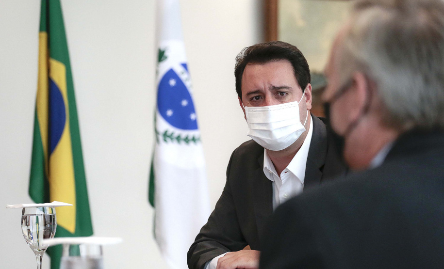 O governador Carlos Massa Ratinho Junior se reuniu nesta segunda-feira (7) com a diretoria da Ferragens Negrão, empresa que atua há 52 anos no mercado de ferramentas para construção civil e que planeja investir R$ 63 milhões no Paraná. O encontro foi marcado pela apresentação da primeira parte desse aporte, de R$ 19 milhões, que aconteceu em um novo Centro de Distribuição e em uma loja em São José dos Pinhais, na Região Metropolitana de Curitiba. Foto: Jonathan Campos/AEN