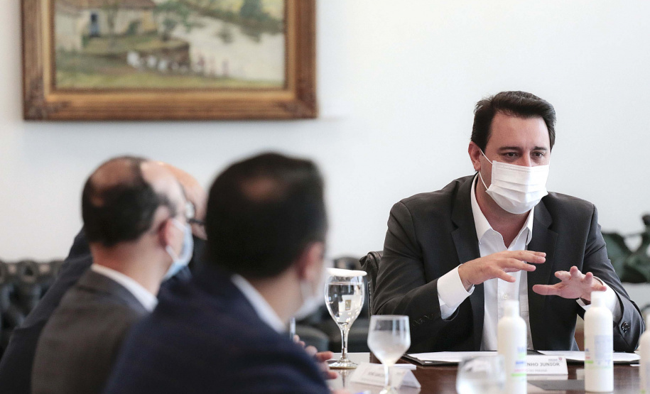 O governador Carlos Massa Ratinho Junior se reuniu nesta segunda-feira (7) com a diretoria da Ferragens Negrão, empresa que atua há 52 anos no mercado de ferramentas para construção civil e que planeja investir R$ 63 milhões no Paraná. O encontro foi marcado pela apresentação da primeira parte desse aporte, de R$ 19 milhões, que aconteceu em um novo Centro de Distribuição e em uma loja em São José dos Pinhais, na Região Metropolitana de Curitiba. Foto: Jonathan Campos/AEN