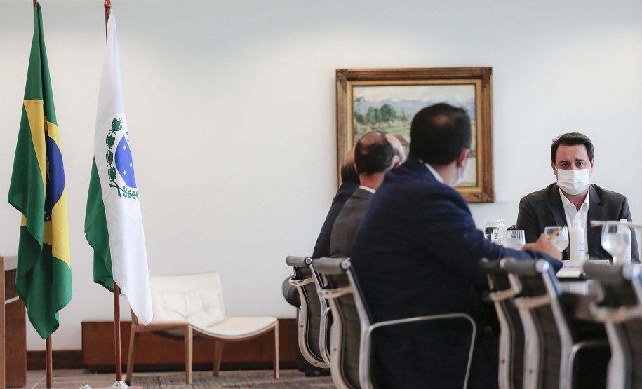 O governador Carlos Massa Ratinho Junior se reuniu nesta segunda-feira (7) com a diretoria da Ferragens Negrão, empresa que atua há 52 anos no mercado de ferramentas para construção civil e que planeja investir R$ 63 milhões no Paraná. O encontro foi marcado pela apresentação da primeira parte desse aporte, de R$ 19 milhões, que aconteceu em um novo Centro de Distribuição e em uma loja em São José dos Pinhais, na Região Metropolitana de Curitiba. Foto: Jonathan Campos/AEN