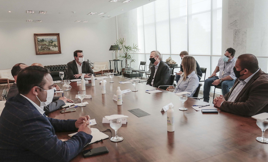 O governador Carlos Massa Ratinho Junior se reuniu nesta segunda-feira (7) com a diretoria da Ferragens Negrão, empresa que atua há 52 anos no mercado de ferramentas para construção civil e que planeja investir R$ 63 milhões no Paraná. O encontro foi marcado pela apresentação da primeira parte desse aporte, de R$ 19 milhões, que aconteceu em um novo Centro de Distribuição e em uma loja em São José dos Pinhais, na Região Metropolitana de Curitiba. Foto: Jonathan Campos/AEN