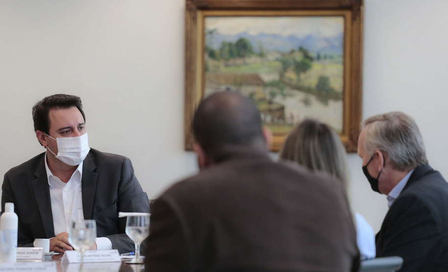 O governador Carlos Massa Ratinho Junior se reuniu nesta segunda-feira (7) com a diretoria da Ferragens Negrão, empresa que atua há 52 anos no mercado de ferramentas para construção civil e que planeja investir R$ 63 milhões no Paraná. O encontro foi marcado pela apresentação da primeira parte desse aporte, de R$ 19 milhões, que aconteceu em um novo Centro de Distribuição e em uma loja em São José dos Pinhais, na Região Metropolitana de Curitiba. Foto: Jonathan Campos/AEN