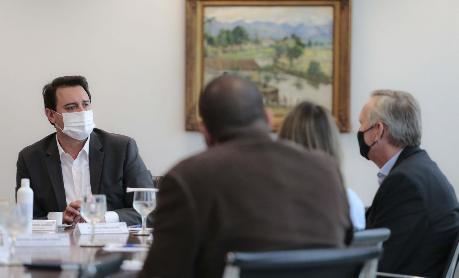 O governador Carlos Massa Ratinho Junior se reuniu nesta segunda-feira (7) com a diretoria da Ferragens Negrão, empresa que atua há 52 anos no mercado de ferramentas para construção civil e que planeja investir R$ 63 milhões no Paraná. O encontro foi marcado pela apresentação da primeira parte desse aporte, de R$ 19 milhões, que aconteceu em um novo Centro de Distribuição e em uma loja em São José dos Pinhais, na Região Metropolitana de Curitiba. Foto: Jonathan Campos/AEN
