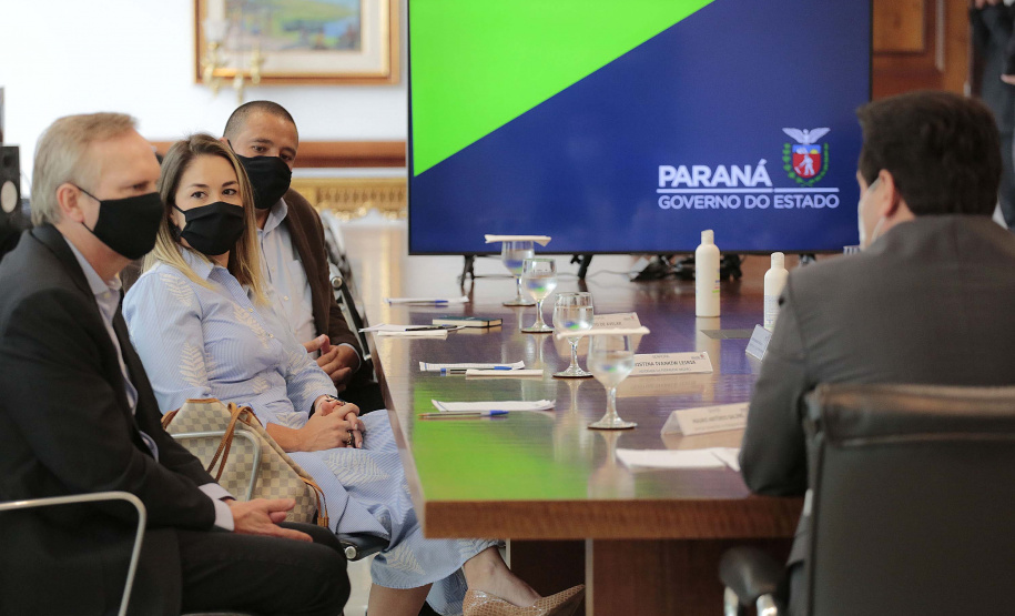 O governador Carlos Massa Ratinho Junior se reuniu nesta segunda-feira (7) com a diretoria da Ferragens Negrão, empresa que atua há 52 anos no mercado de ferramentas para construção civil e que planeja investir R$ 63 milhões no Paraná. O encontro foi marcado pela apresentação da primeira parte desse aporte, de R$ 19 milhões, que aconteceu em um novo Centro de Distribuição e em uma loja em São José dos Pinhais, na Região Metropolitana de Curitiba. Foto: Jonathan Campos/AEN