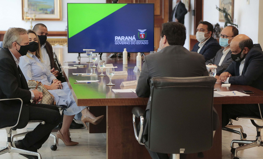 O governador Carlos Massa Ratinho Junior se reuniu nesta segunda-feira (7) com a diretoria da Ferragens Negrão, empresa que atua há 52 anos no mercado de ferramentas para construção civil e que planeja investir R$ 63 milhões no Paraná. O encontro foi marcado pela apresentação da primeira parte desse aporte, de R$ 19 milhões, que aconteceu em um novo Centro de Distribuição e em uma loja em São José dos Pinhais, na Região Metropolitana de Curitiba. Foto: Jonathan Campos/AEN