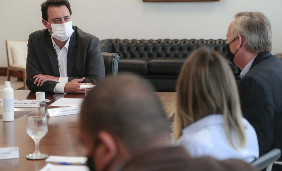 O governador Carlos Massa Ratinho Junior se reuniu nesta segunda-feira (7) com a diretoria da Ferragens Negrão, empresa que atua há 52 anos no mercado de ferramentas para construção civil e que planeja investir R$ 63 milhões no Paraná. O encontro foi marcado pela apresentação da primeira parte desse aporte, de R$ 19 milhões, que aconteceu em um novo Centro de Distribuição e em uma loja em São José dos Pinhais, na Região Metropolitana de Curitiba. Foto: Jonathan Campos/AEN