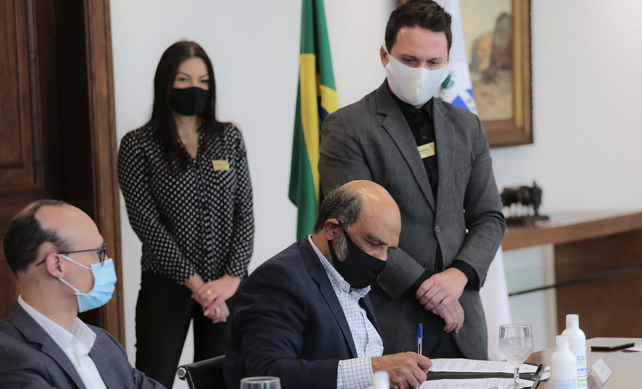 O governador Carlos Massa Ratinho Junior se reuniu nesta segunda-feira (7) com a diretoria da Ferragens Negrão, empresa que atua há 52 anos no mercado de ferramentas para construção civil e que planeja investir R$ 63 milhões no Paraná. O encontro foi marcado pela apresentação da primeira parte desse aporte, de R$ 19 milhões, que aconteceu em um novo Centro de Distribuição e em uma loja em São José dos Pinhais, na Região Metropolitana de Curitiba. Foto: Jonathan Campos/AEN