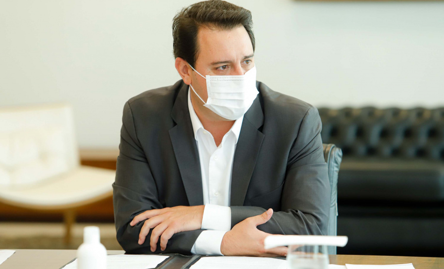 O governador Carlos Massa Ratinho Junior se reuniu nesta segunda-feira (7) com a diretoria da Ferragens Negrão, empresa que atua há 52 anos no mercado de ferramentas para construção civil e que planeja investir R$ 63 milhões no Paraná. O encontro foi marcado pela apresentação da primeira parte desse aporte, de R$ 19 milhões, que aconteceu em um novo Centro de Distribuição e em uma loja em São José dos Pinhais, na Região Metropolitana de Curitiba.