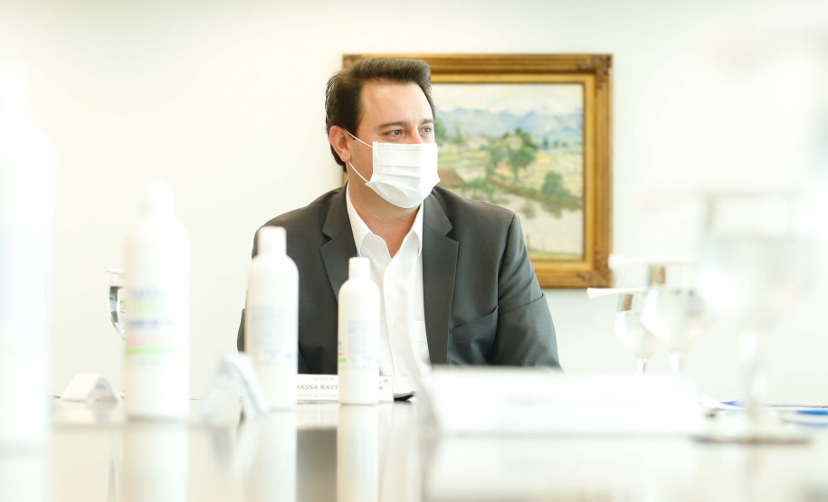 O governador Carlos Massa Ratinho Junior se reuniu nesta segunda-feira (7) com a diretoria da Ferragens Negrão, empresa que atua há 52 anos no mercado de ferramentas para construção civil e que planeja investir R$ 63 milhões no Paraná. O encontro foi marcado pela apresentação da primeira parte desse aporte, de R$ 19 milhões, que aconteceu em um novo Centro de Distribuição e em uma loja em São José dos Pinhais, na Região Metropolitana de Curitiba.