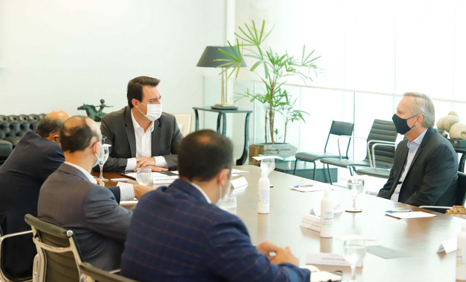 O governador Carlos Massa Ratinho Junior se reuniu nesta segunda-feira (7) com a diretoria da Ferragens Negrão, empresa que atua há 52 anos no mercado de ferramentas para construção civil e que planeja investir R$ 63 milhões no Paraná. O encontro foi marcado pela apresentação da primeira parte desse aporte, de R$ 19 milhões, que aconteceu em um novo Centro de Distribuição e em uma loja em São José dos Pinhais, na Região Metropolitana de Curitiba.