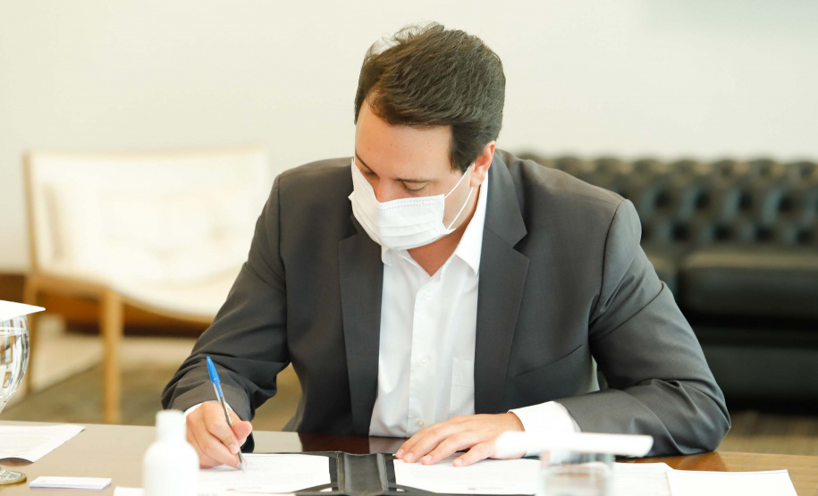 O governador Carlos Massa Ratinho Junior se reuniu nesta segunda-feira (7) com a diretoria da Ferragens Negrão, empresa que atua há 52 anos no mercado de ferramentas para construção civil e que planeja investir R$ 63 milhões no Paraná. O encontro foi marcado pela apresentação da primeira parte desse aporte, de R$ 19 milhões, que aconteceu em um novo Centro de Distribuição e em uma loja em São José dos Pinhais, na Região Metropolitana de Curitiba.