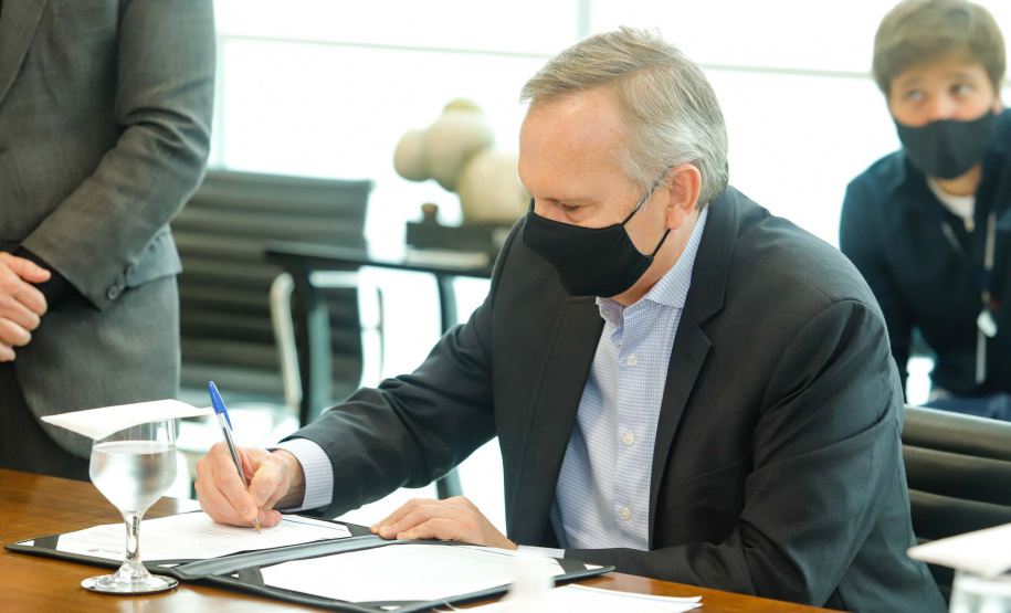 O governador Carlos Massa Ratinho Junior se reuniu nesta segunda-feira (7) com a diretoria da Ferragens Negrão, empresa que atua há 52 anos no mercado de ferramentas para construção civil e que planeja investir R$ 63 milhões no Paraná. O encontro foi marcado pela apresentação da primeira parte desse aporte, de R$ 19 milhões, que aconteceu em um novo Centro de Distribuição e em uma loja em São José dos Pinhais, na Região Metropolitana de Curitiba.